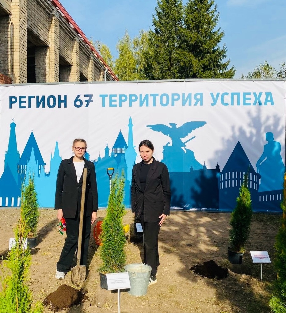 В честь праздника Дня СПО была высажена аллея системы профессионального образования.