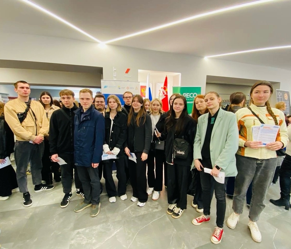 12 апреля выпускные группы колледжа посетили Всероссийскую ярмарку трудоустройства 2024 «Работа России. Время возможностей»