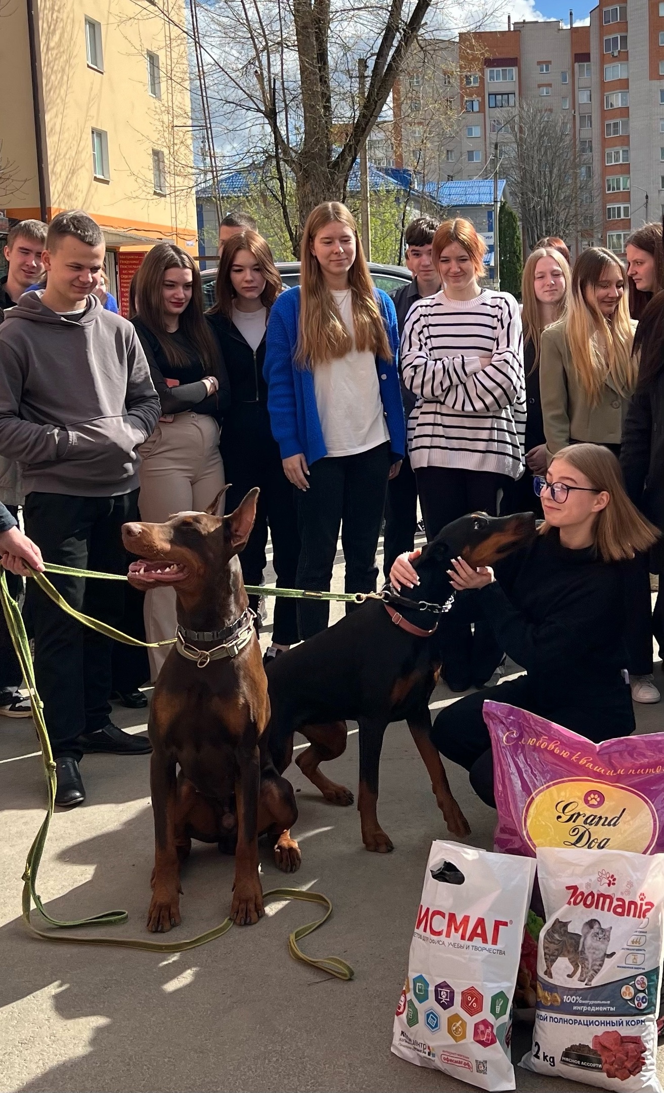16 апреля в гости к студентам колледжа приходили сотрудники Кинологического центра «Гранд» со своими воспитанниками